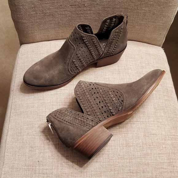Vince Camuto ankle booties, sage green suede sz 9, cute cutout detail, 2" heel - Picture 2 of 15